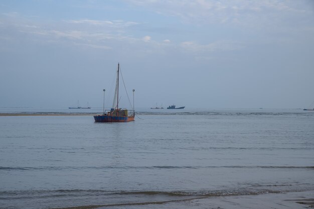 Wieczorem Na Plaży Są łódki I Plaże?