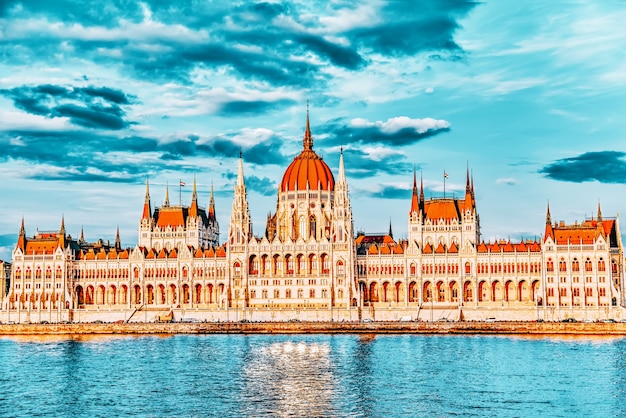 Wieczorem parlament węgierski. Budapeszt. Jeden z najpiękniejszych budynków w stolicy Węgier.