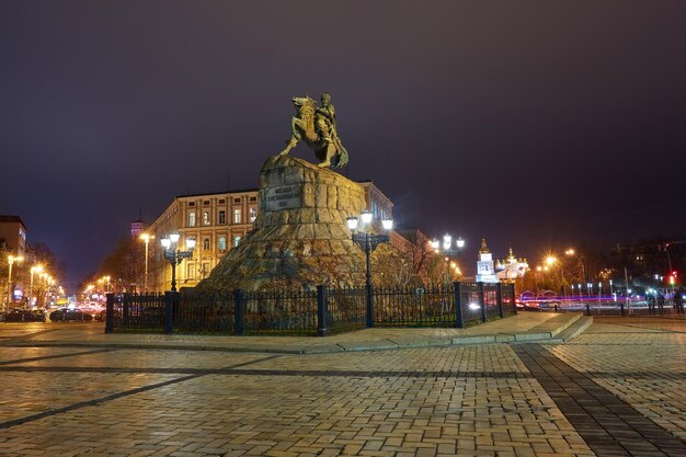 Wieczorna letnia sceneria placu Sofii z pomnikiem Bohdana Chmielnickiego