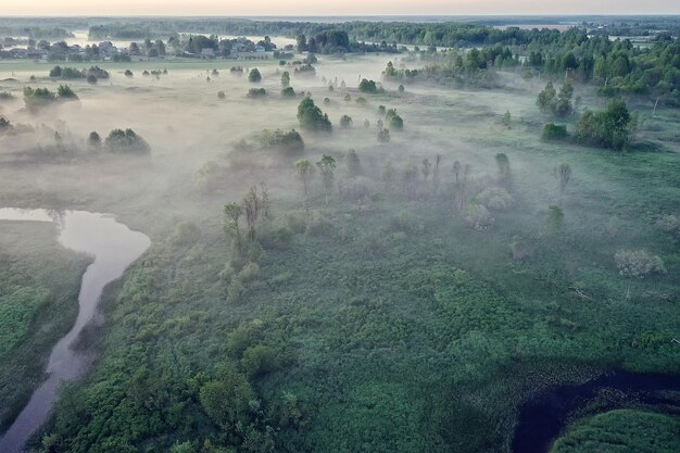 wieczorna mgła krajobraz las rzeka, widok rano las piękne tło