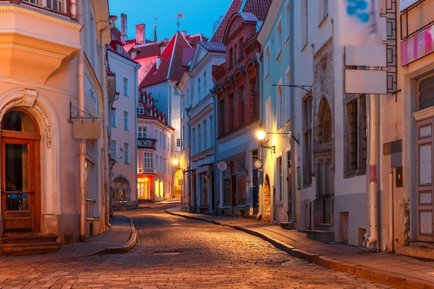 Wieczorna ulica na Starym Mieście w Tallinie Estonia