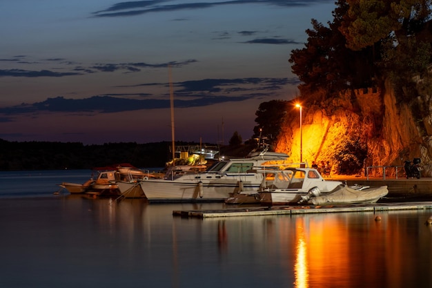 Wieczorne miasto Sibenik w Chorwacji noc światła miasta odbicie pejzaż