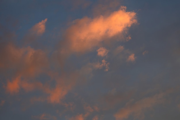 Wieczorne niebo z pomarańczowymi chmurami. Zdjęcie wysokiej jakości