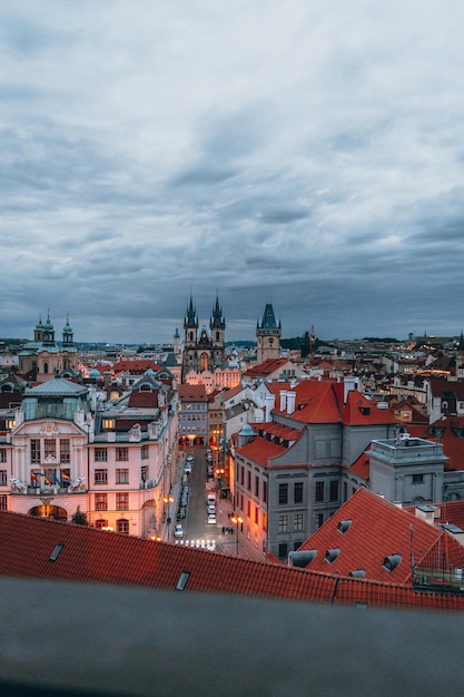 Wieczorne panoramy Pragi z wysokimi budynkami i krajobrazem miejskim