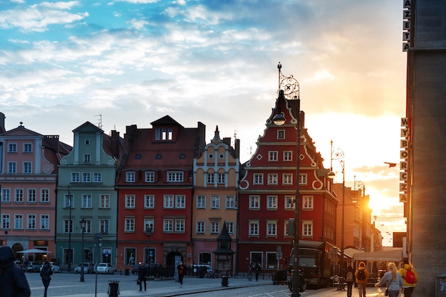 Wieczorne Ulice Miasta Wrocławia W Polsce Wiosną O Zachodzie Słońca