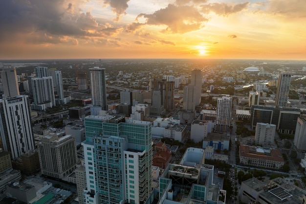 Wieczorny Krajobraz Miejski Dzielnicy śródmieścia Miami Brickell Na Florydzie Usa Skyline Z Wysokimi Budynkami Drapaczy Chmur W Nowoczesnym Amerykańskim Megapolis