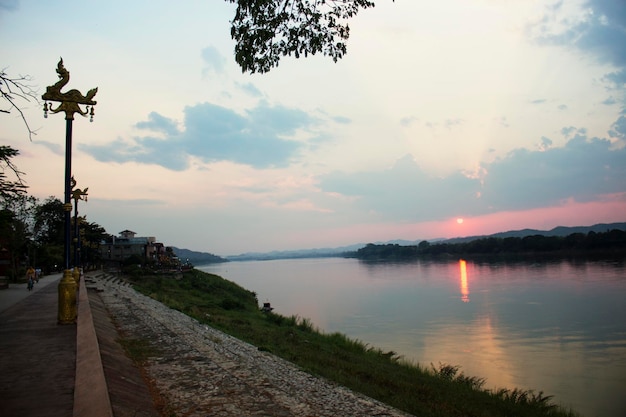 Wieczorny krajobraz rzeki Mekong w dystrykcie Chiang Khan