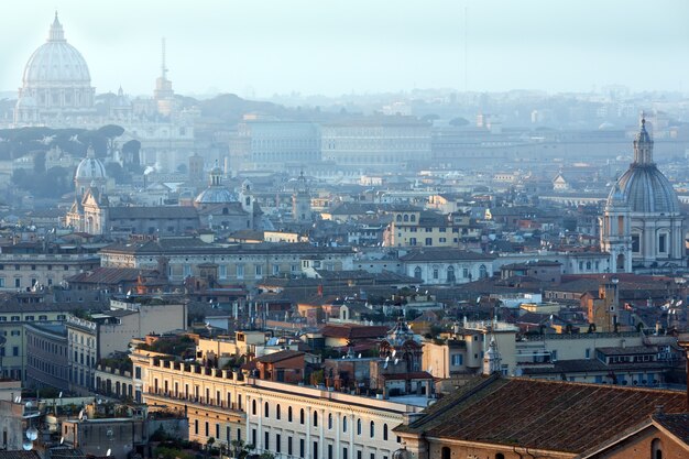 Wieczorny mglisty widok Rzymu z góry Vittoriano.