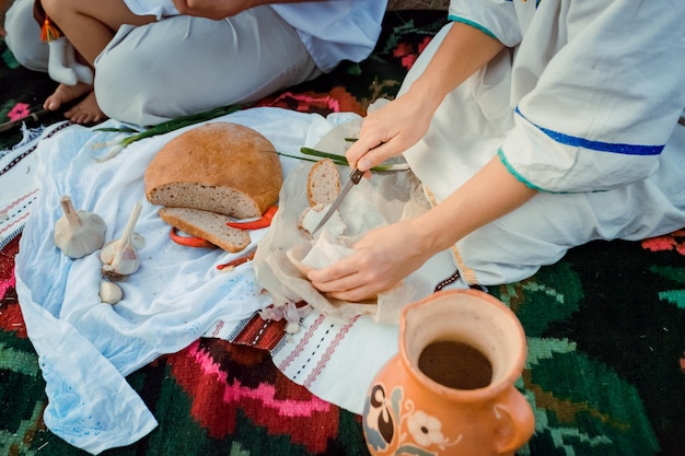 Wieczorny piknik Kobieta kroi chleb