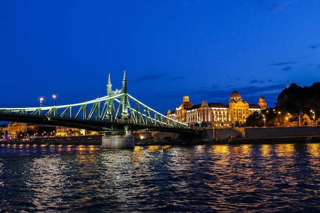 wieczorny widok na Dunaj, mosty, zabytki Budapesztu. Węgry.