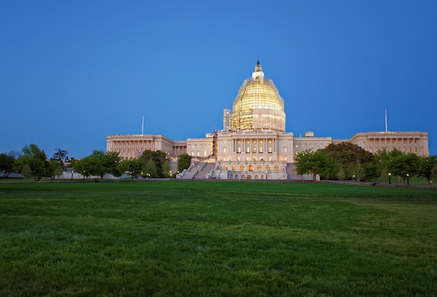 Wieczorny Widok Na Kapitol Stanów Zjednoczonych Położony Na Szczycie Capitol Hill W Waszyngtonie, Usa. Jest To Siedziba Kongresu Usa, Organu Ustawodawczego Rządu Stanów Zjednoczonych.