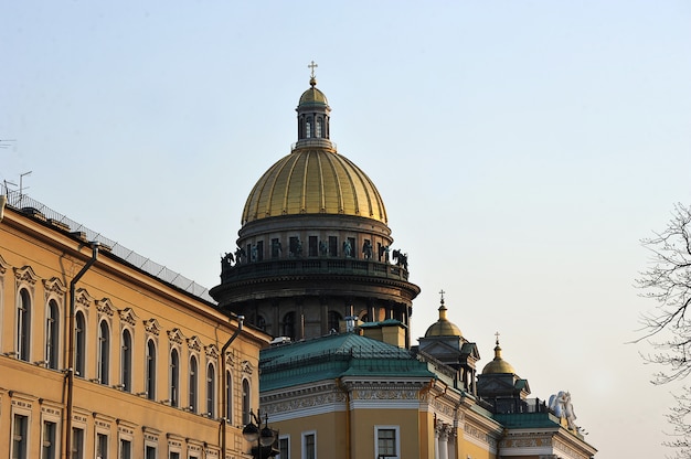 Wieczorny widok na kopułę katedry św. Izaaka w Petersburgu