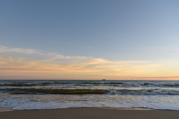 Wieczorny Widok Na Plażę Z Kilkoma Falami Morskimi?