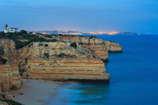 Wieczorny widok z góry na piaszczystą plażę Marinha (wybrzeże Atlantyku, Lagoa, Algarve, Portugalia)