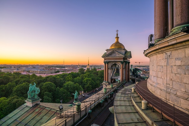 Zdjęcie wieczorny widok z kolumnady katedry św. izaaka. sankt-petersburg, rosja