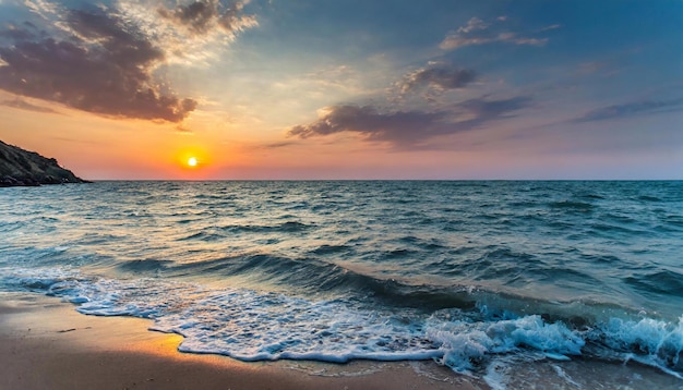 Wieczorny zachód słońca na plaży i fale myjące piaszczysty brzeg
