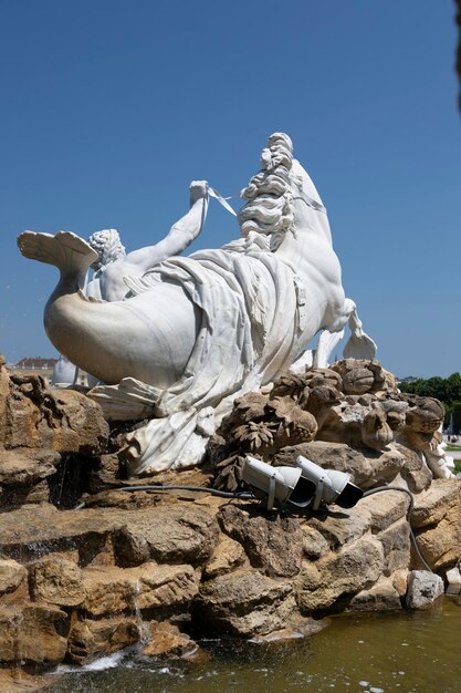 Wiedeń 18 czerwca 2023 Fragment fontanny Neptuna w parku pałacu Schoenbrunn.