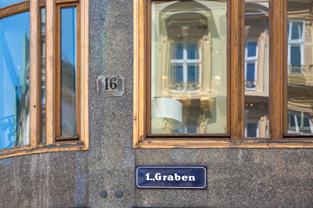 Wiedeń Austria 13 czerwca 2023 Tablice ścienne z numerem dzielnicy i nazwą ulicy w Wiedniu