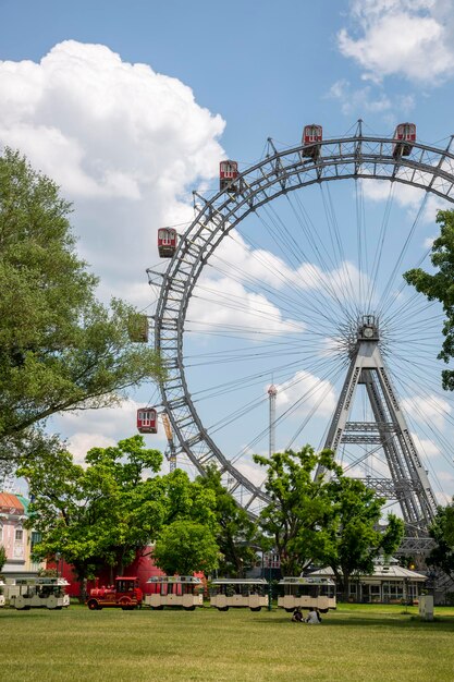 Wiedeń Austria 14 czerwca 2023 Diabelski młyn w parku Prater w Wiedniu