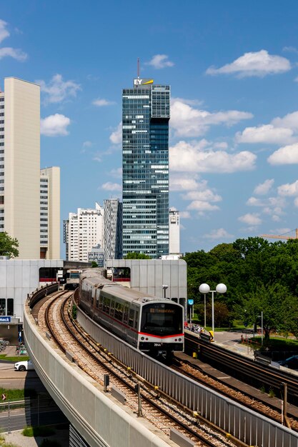 Wiedeń Austria 14 czerwca 2023 Pociąg metra na tle Vienna International Center DonauCity