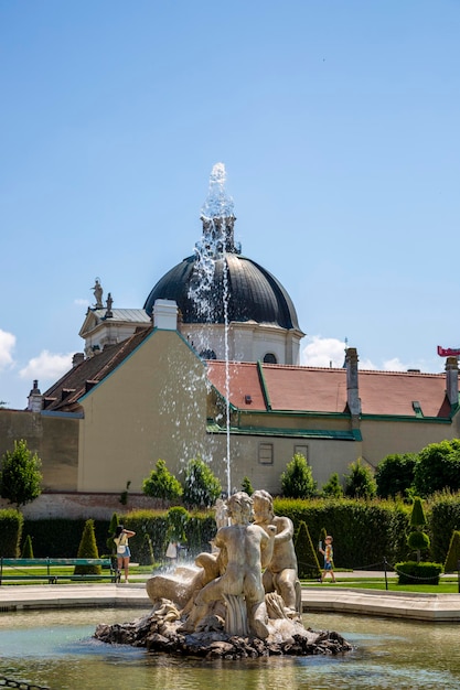 Wiedeń Austria 15 czerwca 2023 Fontanny w ogrodzie Belwedere w Wiedniu