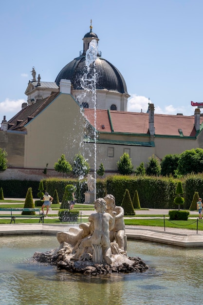 Wiedeń Austria 15 czerwca 2023 Fontanny w ogrodzie Belwedere w Wiedniu