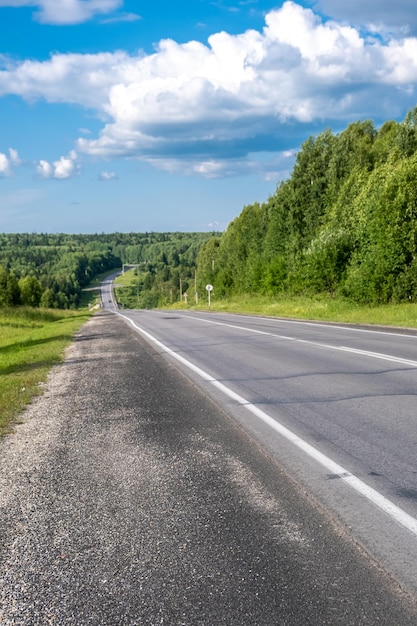 Wiejska droga z oznaczeniami w środku lasu