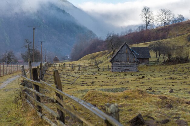 Wiejski krajobraz Rumunia, poranna pochmurna pogoda w górach