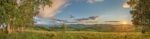 Wiejski krajobraz wieczorem zachodzące słońce zachód słońca natura wiosna