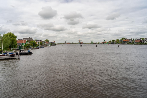 Wiejski Krajobraz Z Wiatrakiem W Zaanse Schans Holandia Holandia Autentyczny Młyn Zaandam Piękny Krajobraz Holandii