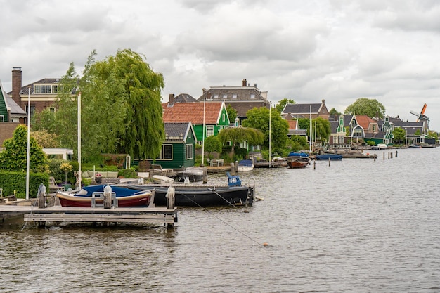 Wiejski krajobraz z wiatrakiem w Zaanse Schans Holandia Holandia Autentyczny młyn Zaandam Piękny krajobraz Holandii