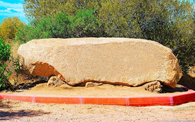 Wiejski krajobraz ze wzgórzami i wyżyną Costa Smeralda. Panorama z góry na wyspie Sardynii we Włoszech. Sceneria Sardynii w lecie. prowincja Olbia. Różne środki przekazu.