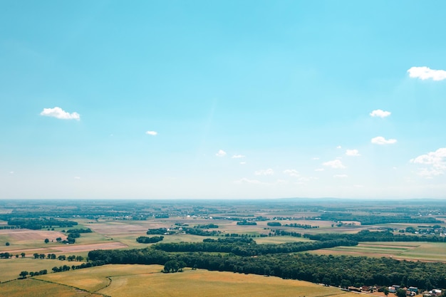 Wiejski krajobraz zielone pola i małe góry w tle