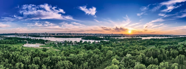 Wiejski zachód słońca lato w Kijowie z rzeki Dnipro i dramatyczne kolorowe niebo, naturalne tło, widok z lotu ptaka. Niesamowita panorama krajobrazu sezonowego