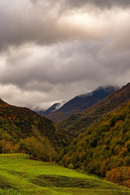 Wiejskie krajobrazy we wnętrzu Asturii