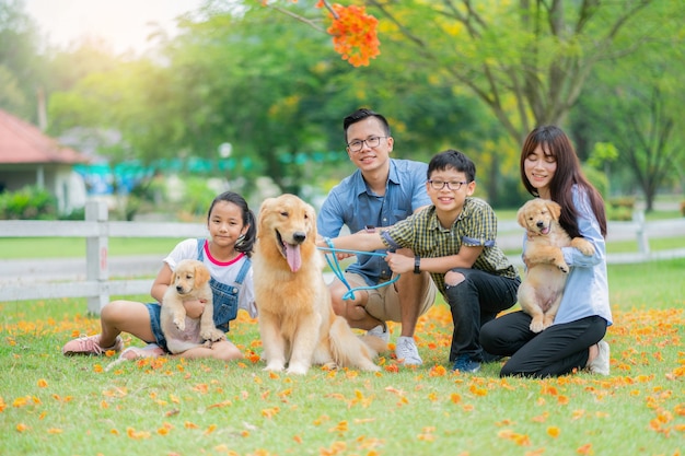 wielbiciele rodzin i psy golden retriever odpoczywają w ogrodzie