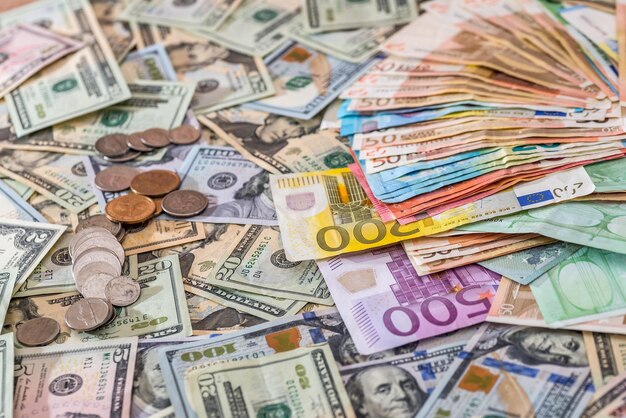Zdjęcie wiele banknotów dolara i euro z koncepcją finansowania monet a
