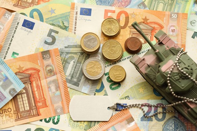 Wiele banknotów euro i zbiornika Wielka ilość banknotów waluty Unii Europejskiej i zielony zbiornik