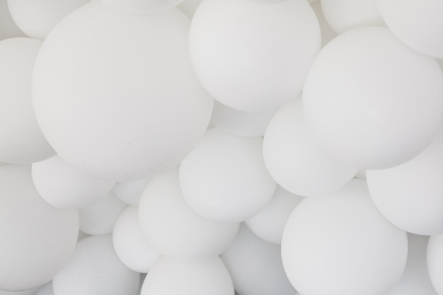 Wiele białych balonów w tle Wiele białych balonów nadmuchiwanych piłek