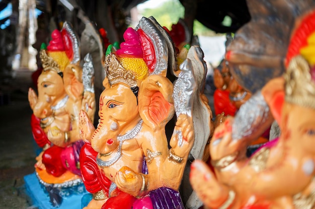 Wiele bożków Lord Ganesha (znanych również jako Ganpati w hindi) trzymanych w sklepie przed Ganesh Chaturthi