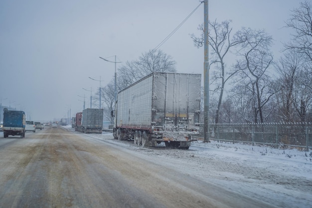 Wiele ciężarówek, które nie mogą wjechać do miasta z powodu problemów z zimowymi opadami śniegu na drogach