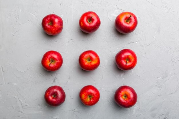 Wiele czerwonych jabłek na kolorowym tle widok z góry Jesienny wzór ze świeżym jabłkiem nad widokiem