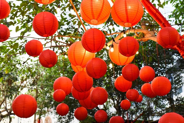 Wiele czerwonych lampionów wiszących w Wietnamie na Tet Księżycowy Nowy Rok