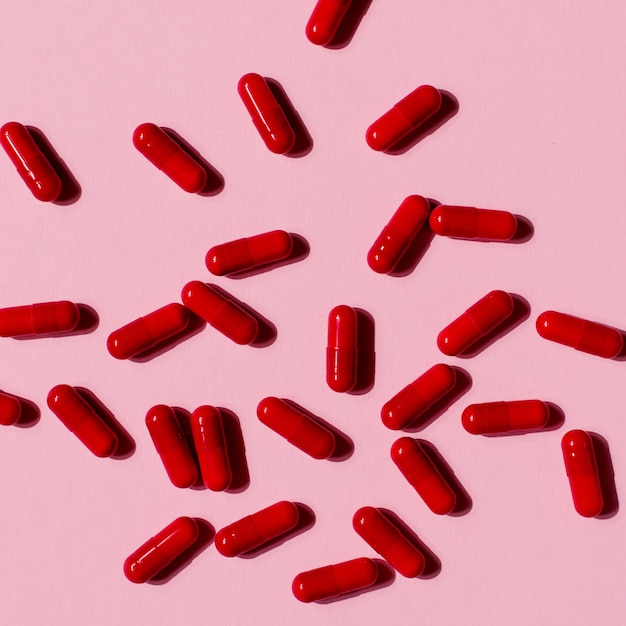 Wiele Czerwonych Pigułek Kapsułek Na Kolorowym Tle. Suplementy I Leki, Które Są Dobre Dla Zdrowia
