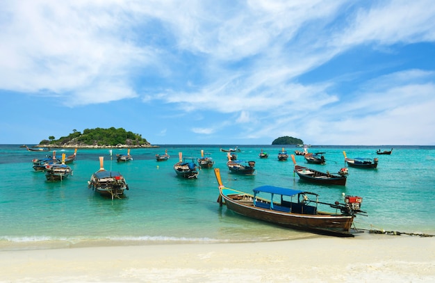 Wiele długoogonkowa łódź na wschód słońca plaży, Koh LIPE, Tajlandia