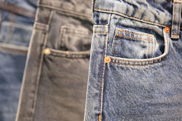 Wiele dżinsów wiszących na aracku Rzędy spodni dżinsy wiszące w szafie koncepcja kupowania sprzedawać zakupy i mody dżinsu