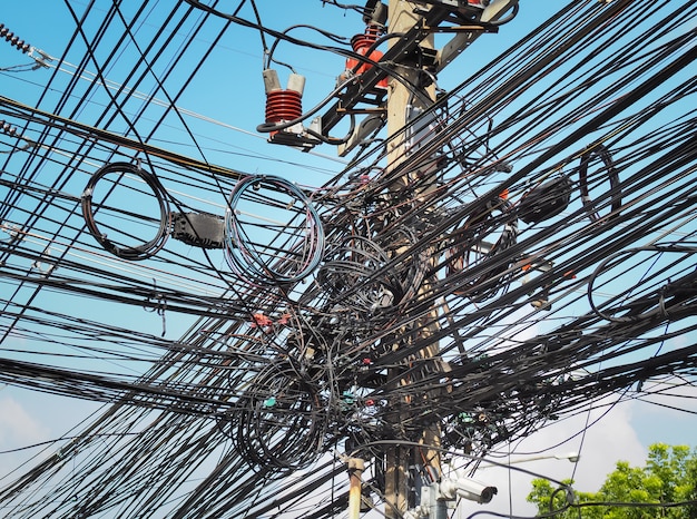 Wiele kabli elektrycznych, przewodów, linii telefonicznych i telewizji przemysłowej na słupie elektrycznym