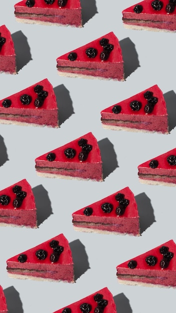 Wiele kawałków czerwonego ciasta z wzorem owoców