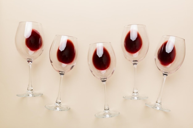 Wiele kieliszków czerwonego wina podczas degustacji wina Koncepcja czerwonego wina na kolorowym tle Widok z góry płaski projekt świecki