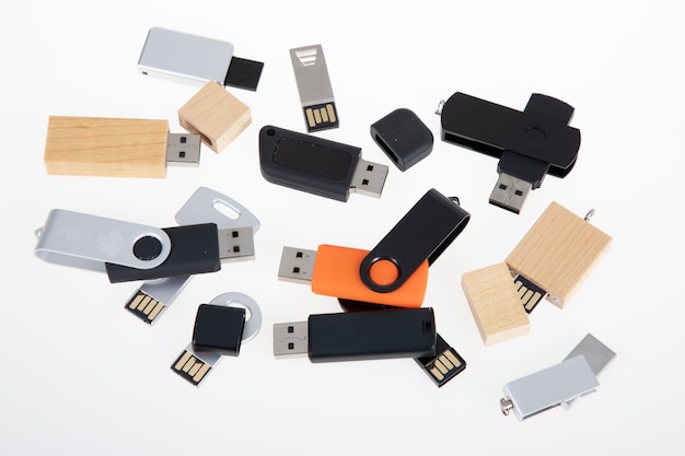 Wiele kluczy flash USB prowadzi wiele kluczy w różnych rozmiarach kolorów na białym tle